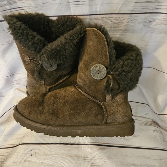 UGG Australia Bailey Button 5803 Boots Women’s Size 6 Chestnut Brown Sheepskin - Picture 3 of 10